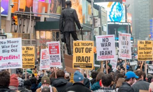 美国爆发反战游行视频：民众痛哭高喊撤出中东!